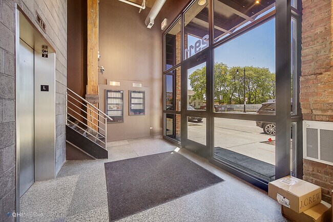 Building Photo - 2911 N Western Ave