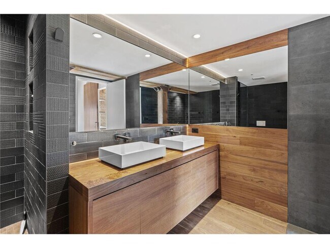 Building Photo - 404 N Washington Ave