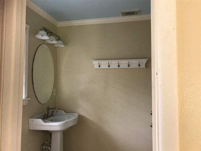 Building Photo - 8615 Ferris Dr