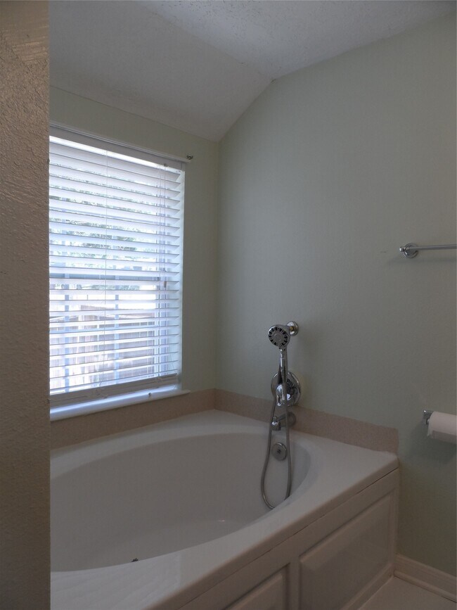 Building Photo - 13545 Northshore Loop