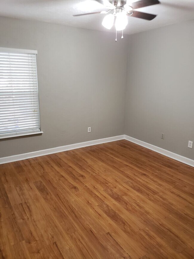 Building Photo - Beautifully updated townhome with stainless steel appliances and wood floors!