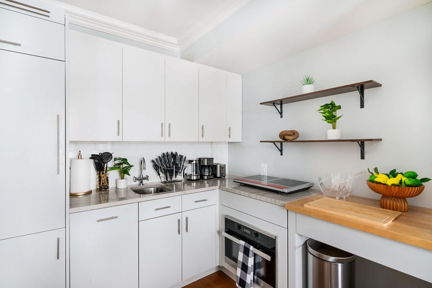 Building Photo - 240 W 73rd St