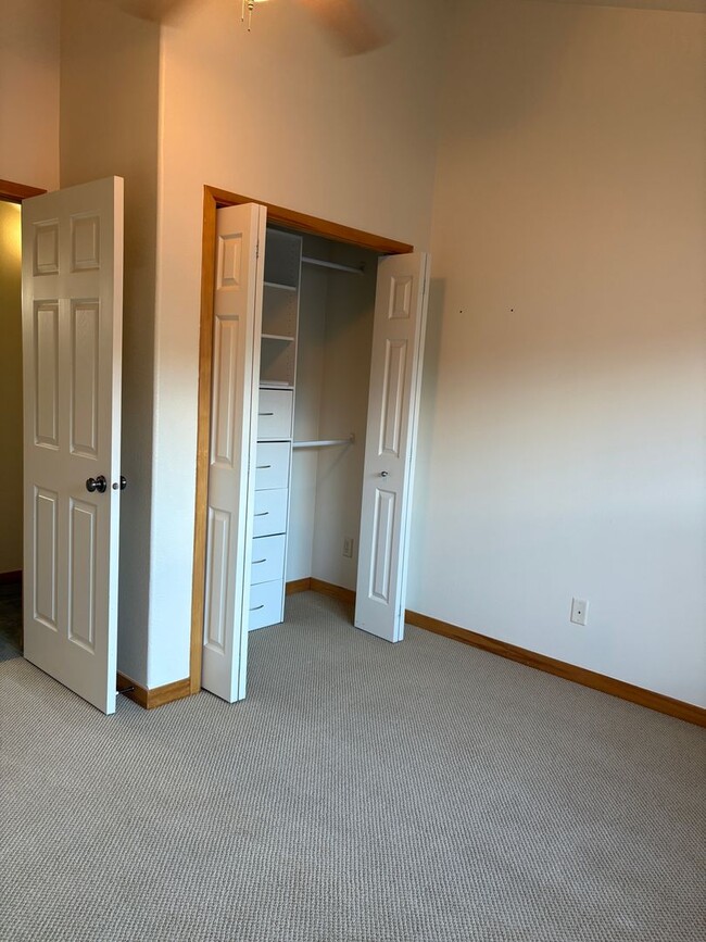 Building Photo - Spacious Lewis & Clark 4-Bedroom Home