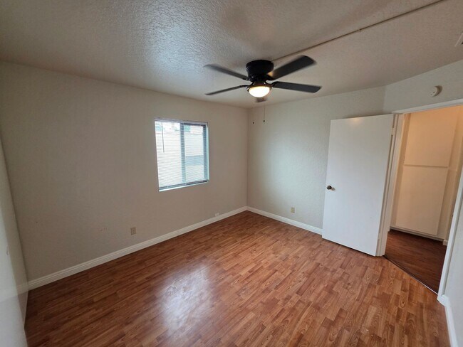Building Photo - Beautiful 3 Bed, 2 Bath condo with 2 car garage & laundry