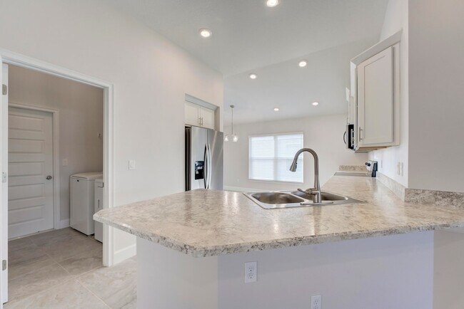 Building Photo - 5327 Vespera St