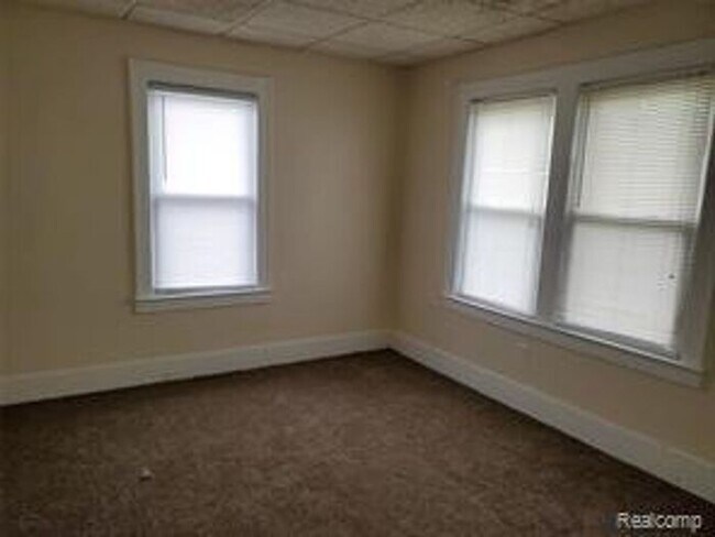 Building Photo - Cut 3 bedroom bungalow W/ appliances included Section 8 Accepted