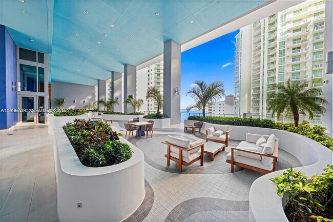 Building Photo - 1300 Brickell Bay Dr