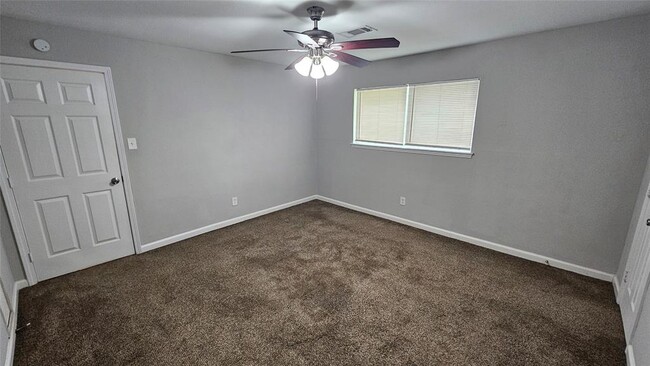 Building Photo - 5502 Chantilly Ln
