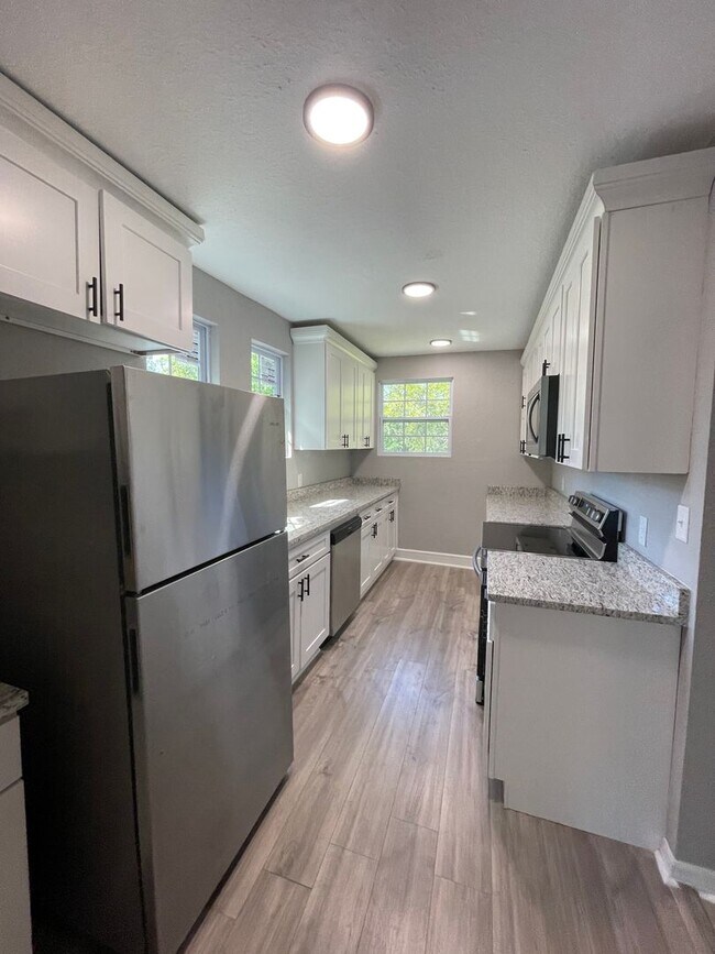 Building Photo - Charming Upstairs 2/1 - Available Now!