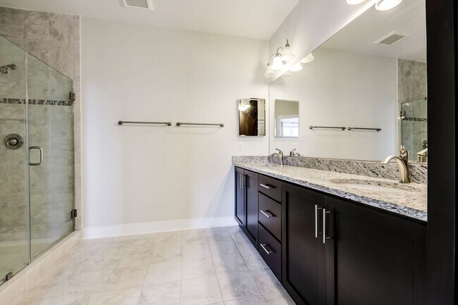 Building Photo - Updated 3br/2.5ba Condo Townhome Alexandria Walk to Metro