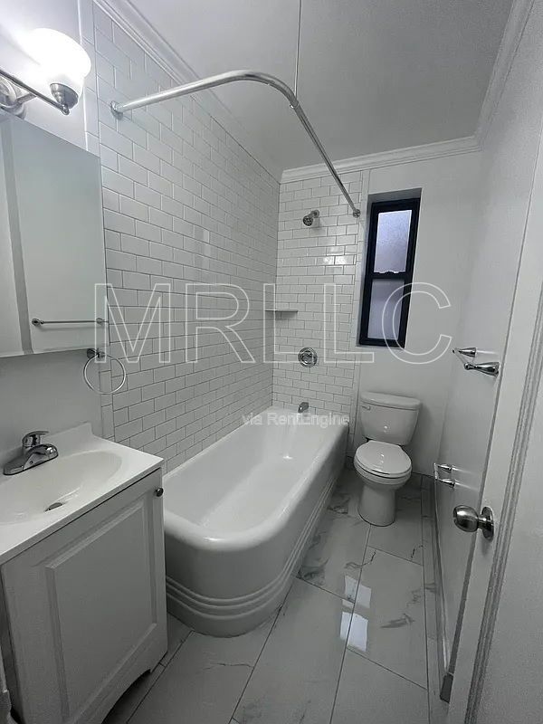 Building Photo - 500 W 235th St