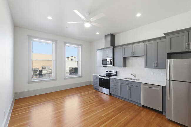 Building Photo - MOVE IN SPECIAL - NEWLY RENOVATED DOWNTOWN SALEM STUDIO