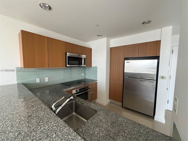 Building Photo - 1060 Brickell Ave
