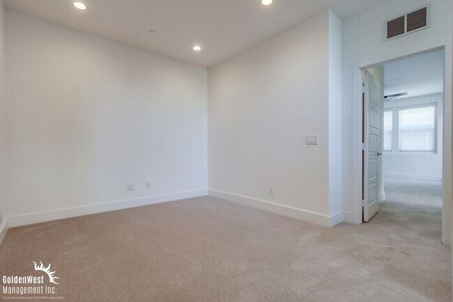 Building Photo - Modern 3Bdm 2.5Ba Townhome in the Heart of...