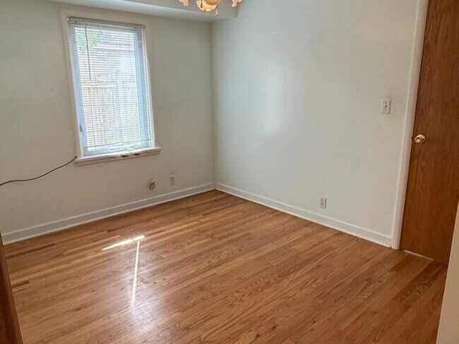 Building Photo - 125 Maple Ct