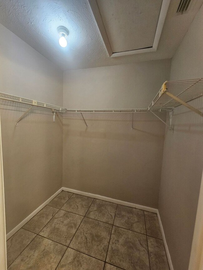 Building Photo - WR-16 Gebel 1101 Duplex