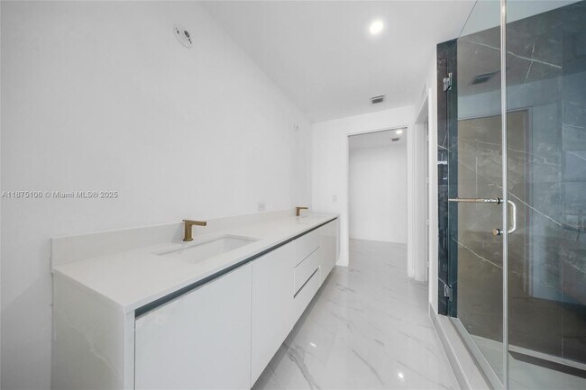 Building Photo - 700 NE 24th St