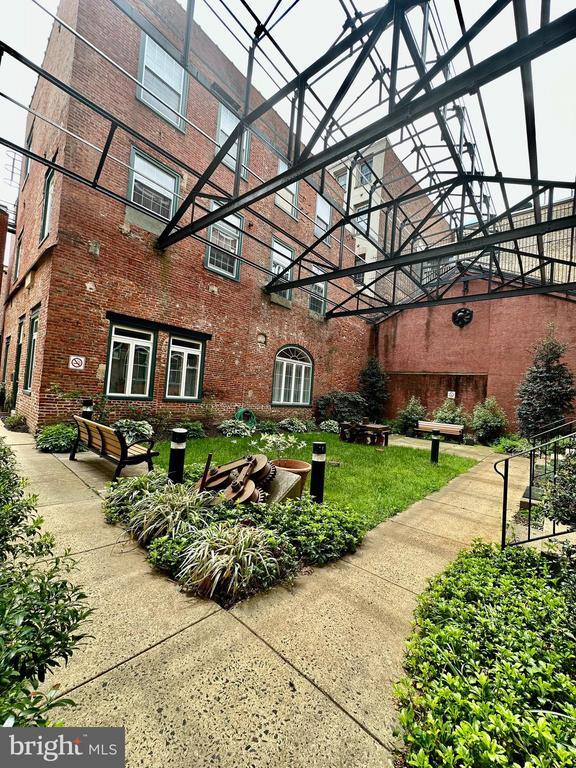 Building Photo - 130-36 N Bread St
