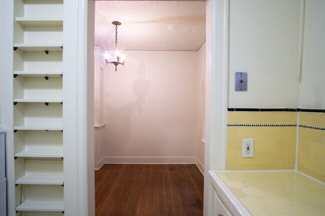 Building Photo - Vintage Tudor Townhouse w Beautiful Architectural Details & Style!