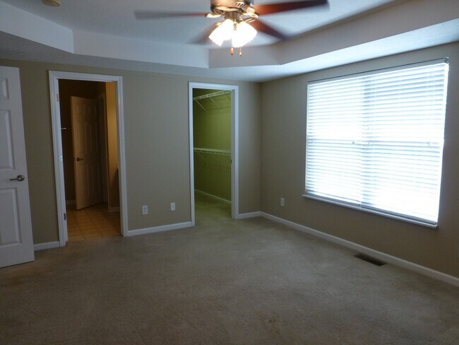 Building Photo - 3 bed, 2 bath, 2 car garage townhouse w/ b...
