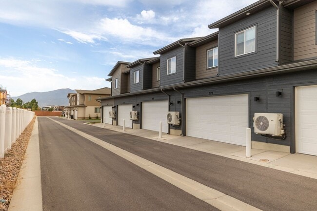 Building Photo - Convenient and Charming Heber City Town Ho...