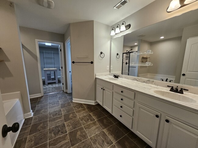Building Photo - 105 Pinehurst Ln