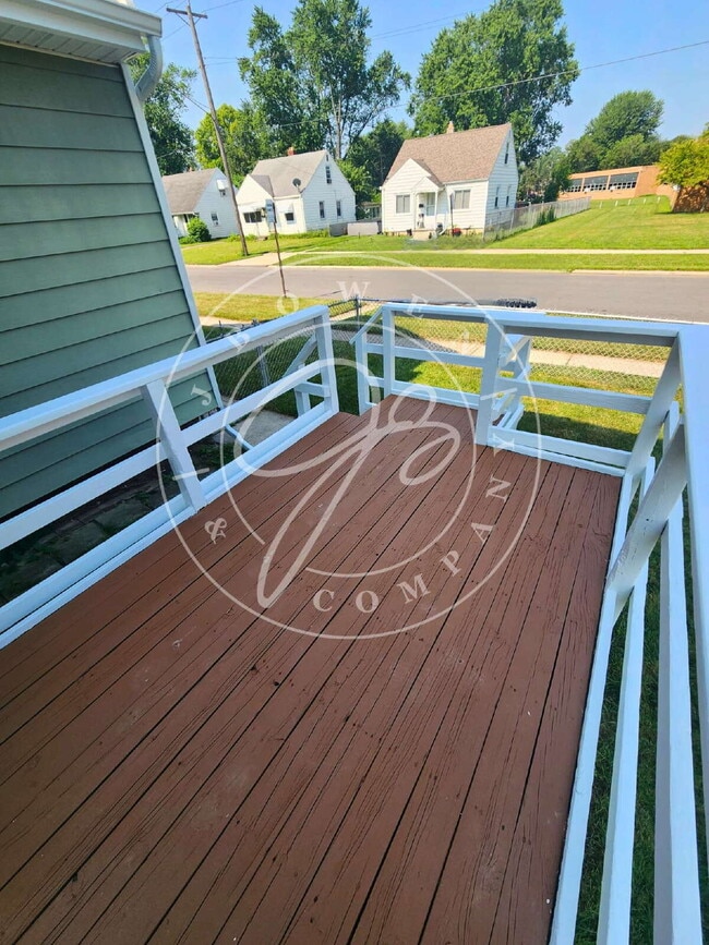 Building Photo - Move-In Ready! Spacious 4–5 Bedroom Home w...