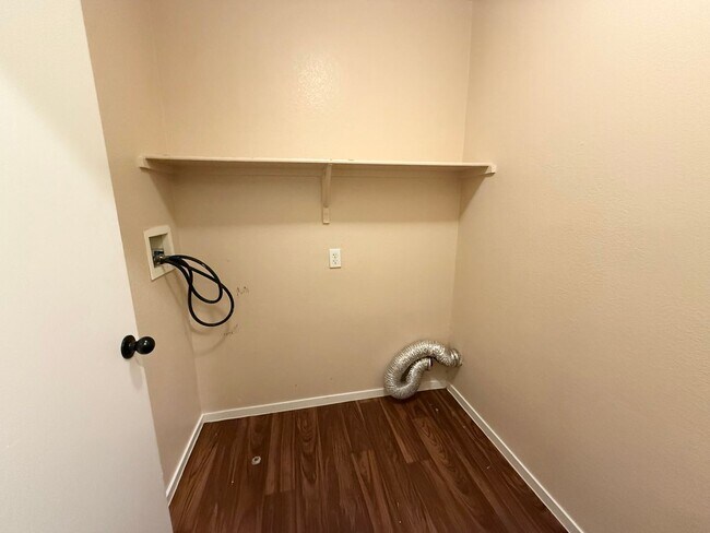 Building Photo - Updated 3-Bedroom Townhome in Gated Community with Pool Access