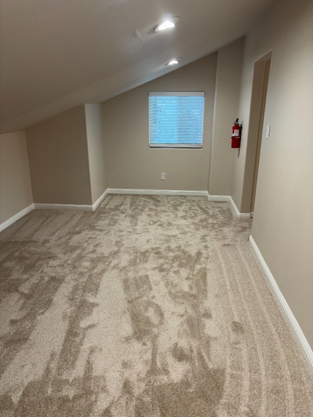 Building Photo - 242 N San Pedro Rd