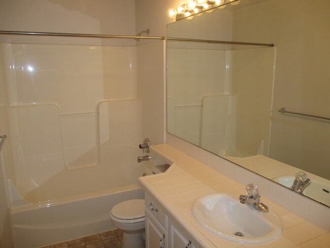 Building Photo - South Salem Home on Creekside Golf Course