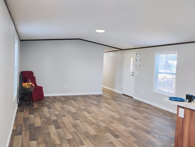 Building Photo - 111 Rainbow Dr