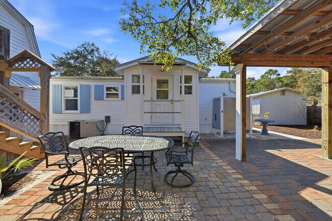 Building Photo - 215 Lee Pl