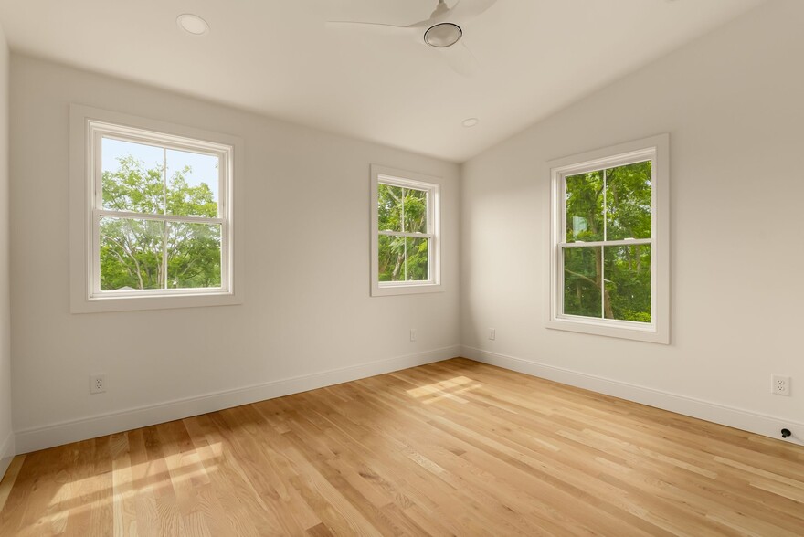Building Photo - 1347 Pennock Ave