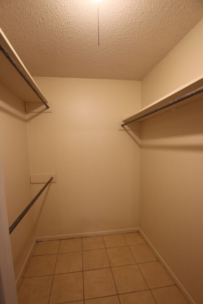 Building Photo - Spacious 3-Bedroom Home in South Tyler – A...