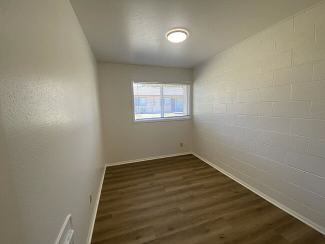 Building Photo - 769 NE Alameda Ave