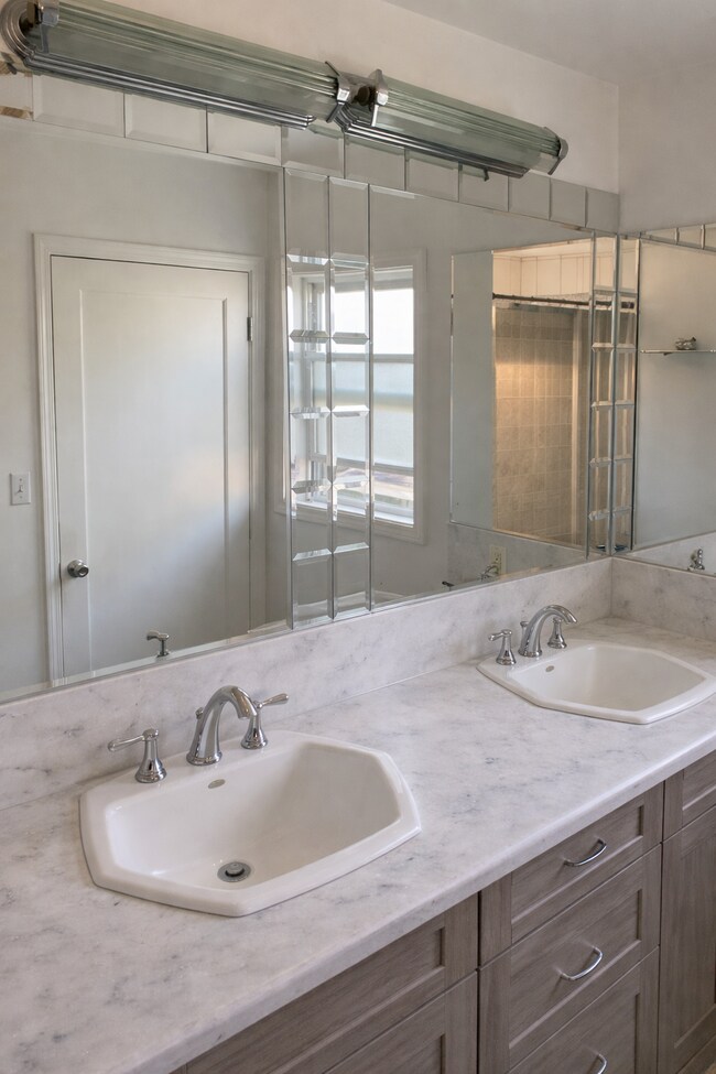 Building Photo - "Charming 3-Bedroom Oasis on Sunset Avenue – 1892 Sq. Ft. of Comfort and Style in Pasadena!"