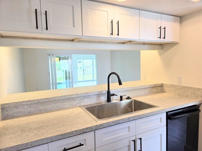 Building Photo - 2 bedroom, 2 bath condo in "The Islands"