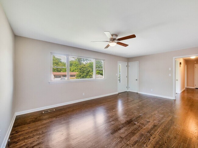 Building Photo - 3 Bedroom Home in Red Bank – Pet Friendly & Minutes to Downtown