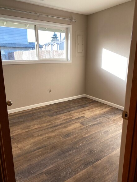 Building Photo - 618 NE 106th Ave