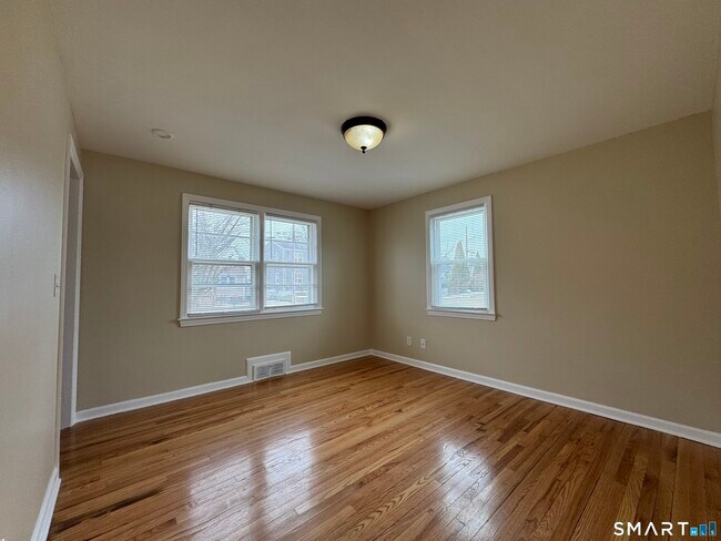 Building Photo - 56 Sidney St