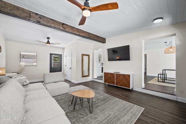 Building Photo - 1717 Sunset Dr