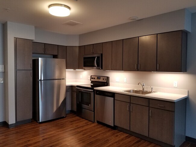 Building Photo - 10 E Ridge Dr
