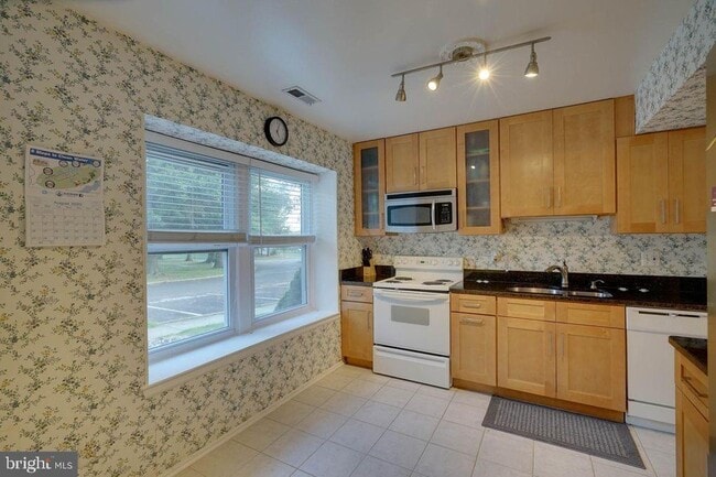 Building Photo - 5005 Red Haven Dr