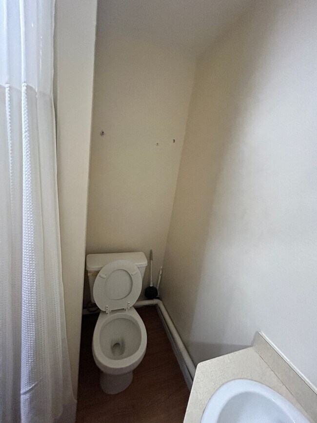 Building Photo - 529 W River Rd