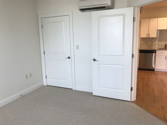 Building Photo - 875 Elm St