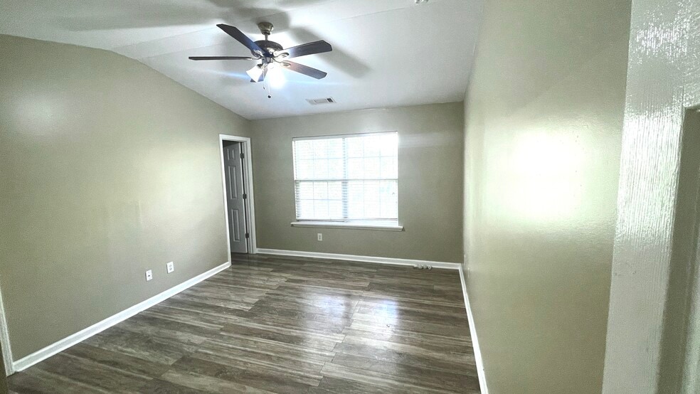 Building Photo - 711 Crestwell Cir SW