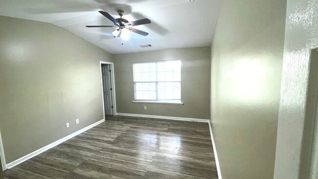 Building Photo - 711 Crestwell Cir SW