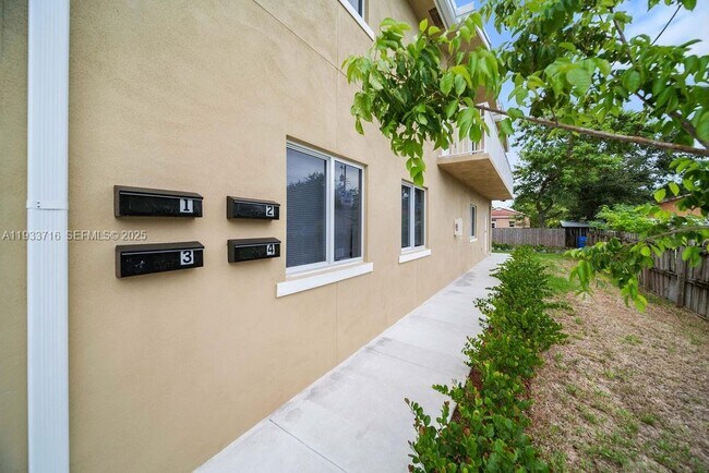 Building Photo - 2311 Scott St