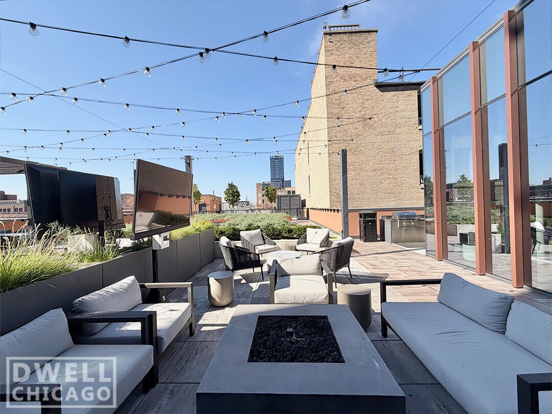 Building Photo - 1111 W Lake St