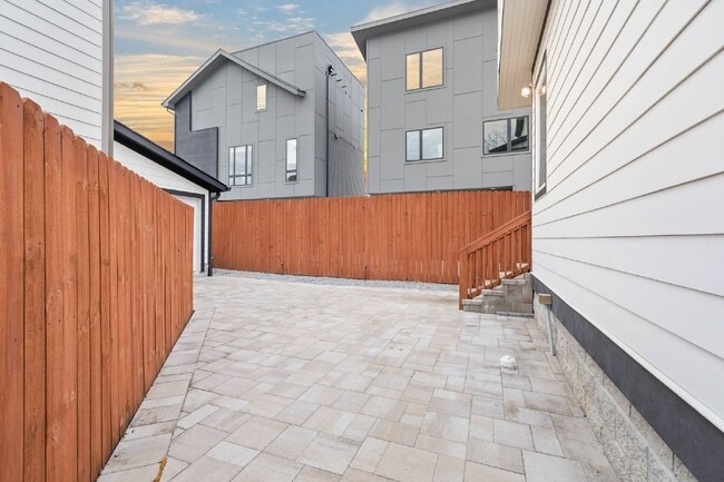 Building Photo - Spacious 4-Bed Gem in Nashville: 2360 sq f...